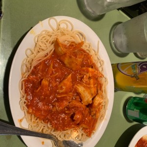 Pollo Deshilachado en Salsa Tomate con Spaghetti