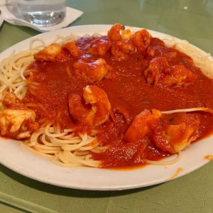 Spaghettini con Langostinos en Salsa Roja