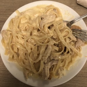Pastas Especialidades - Fettucine Pollo Alfredo