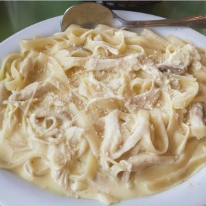 fettuccine en salsa blanca de pollo