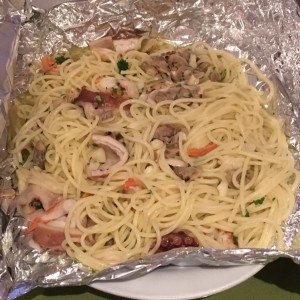 Pasta al cartucho con mariscos