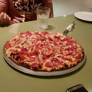 Pizza familiar de doble peperonni y pollo