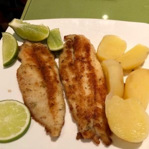 Filete de corvina con papas hervidas