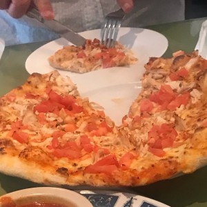 Pizza de pollo con tomate