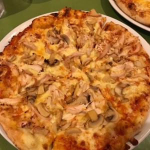 Pizza de pollo con hongos 