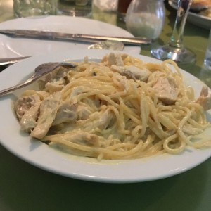 Spaguetti en Salsa Alfredo con pollo