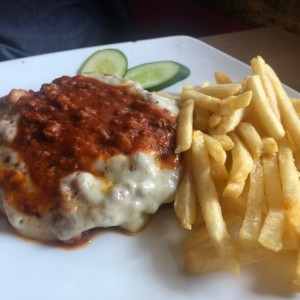 Filete a la Parmesana con papas fritas