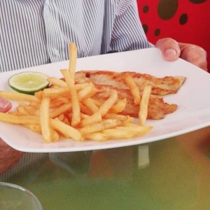 Corvina con papas fritas 