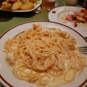 spaguetti Alfredo con langostinos salsa blanca