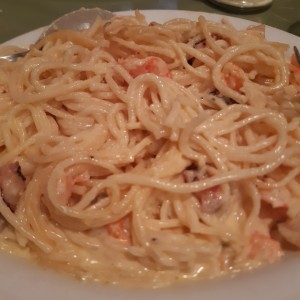 Spaghetti a la Pescatore en salsa Blanca 