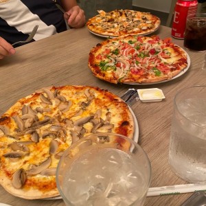 Pizzas -  hongos, vegetales y otra de mariscos