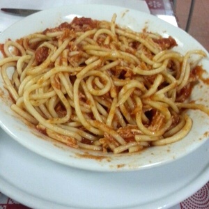 Spaghetti con pollo en salsa roja