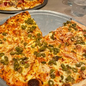 Pizza de pollo con aceitunas