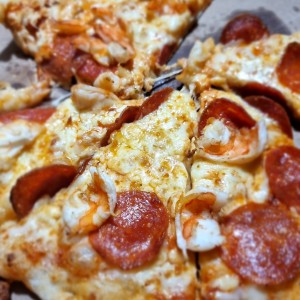 pizza-langostinos con peperoni