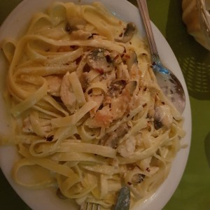 fettucine alfredo con pollo y hongos