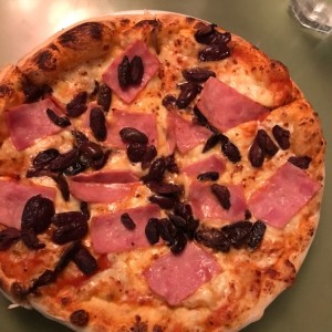 Pizza con Jamon y Aceitunas Negras