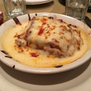 Lasagna de pollo gratinada en salsa blanca
