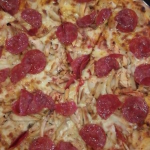 pizza de pollo con peperoni
