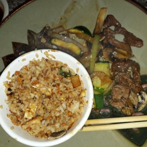 arroz frito pollo carne y vegetales 