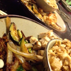 Teppanyaki de camarones y pollo con arroz frito y vegetales