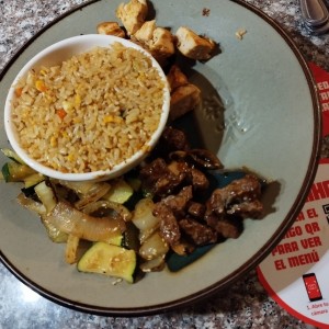 carne teriyaki, pollo y arroz frito