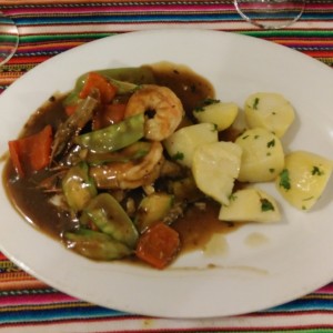 Corvina Oriental con papas cocidas.