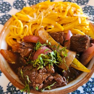 Tallarines a la Huancaina con Lomo Saltado