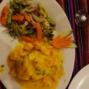 corvina rellena de camarones y vegetales salteados 