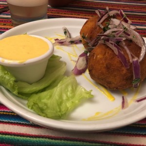 yuca rellena de mariscos