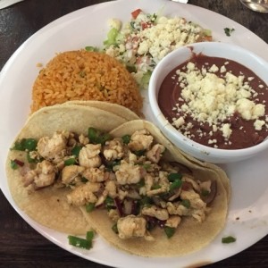 Tacos de Pollo, frijoles, arroz y ensalada de lechuga y pico de gallo