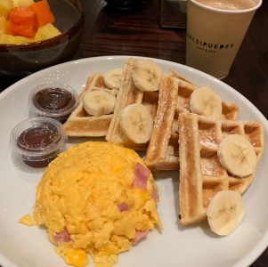Desayuno (huevos revueltos, waffles, frutas, cafe)