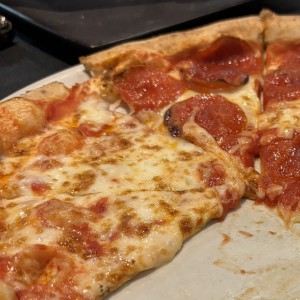 Pizza margarita y de pepperoni