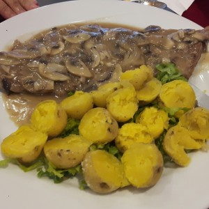 Filete de res en salsa de hongos