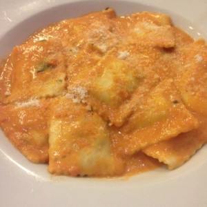 Ravioli de pollo en salsa rosada