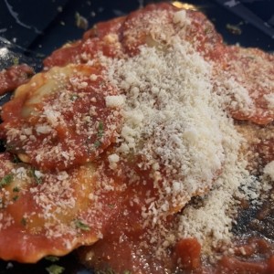 Raviolis de hongos en salsa roja