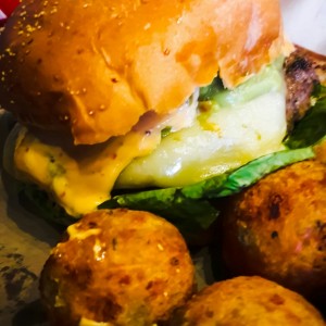 Hamburguesa Oaxaca con esferas de yuca