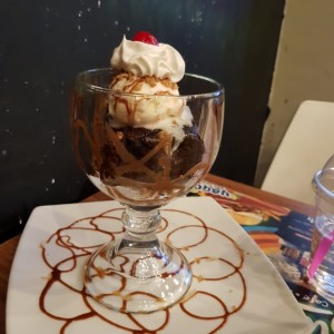 Brownie con helado