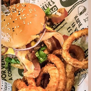 Signature Burgers - Bacon Lovers + Aros de Cebolla