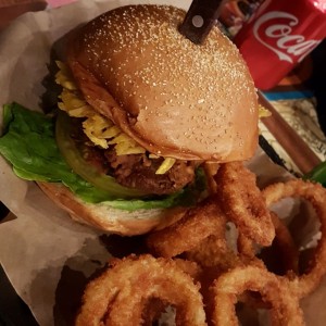 FISH BURGER acom. con aros de cebolla.