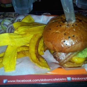 Hamburguesa con bacon y guacamole