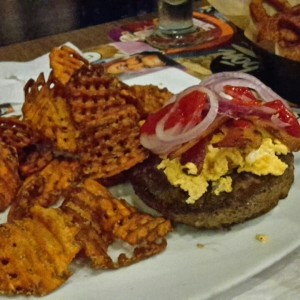 paleo burger con camote frito