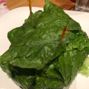 hamburguesa armada al gusto, con lechuga en vez de pan