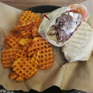 hamburguesa en tortilla con camote frito