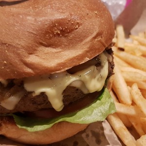 hamburguesa con hongos y papas fritas