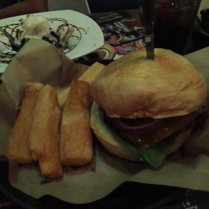 pulled pork burger con yuca frita