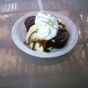 Brownie con helado 