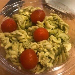 ensalada de pasta al pesto con tomate cherry