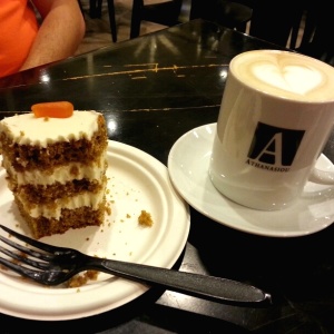 Tarta de zanahoria con crema de queso y Cafe latte