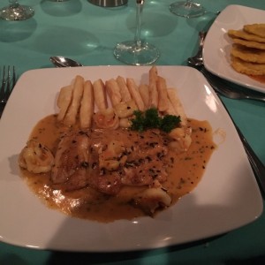 Corvina con finas especias y langostinos