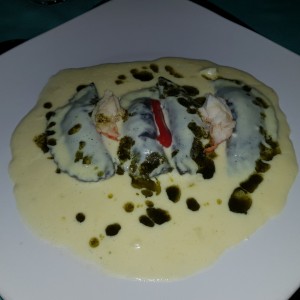 Ravioli de langosta con crema y pesto